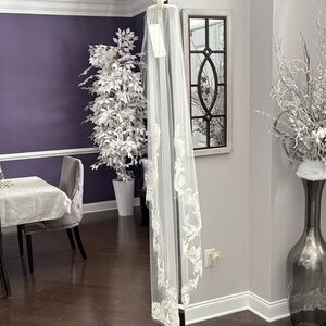 Elegant Ivory Lace Veil